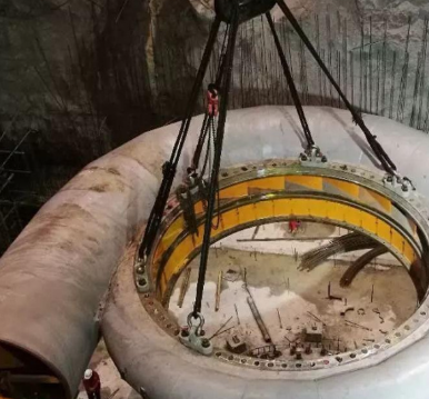 抽水蓄能電站蝸殼起吊手拉葫蘆起到拉緊固定的作用