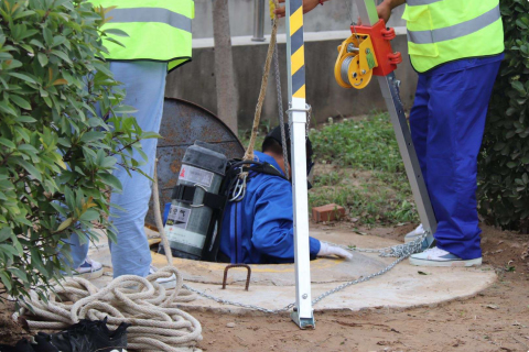 冠航起重三腳架吊裝工作人員下井作業