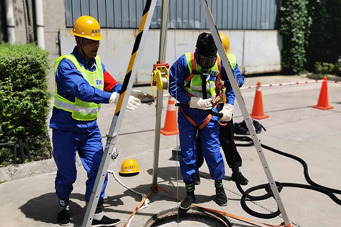 城鎮燃氣管道下井作業