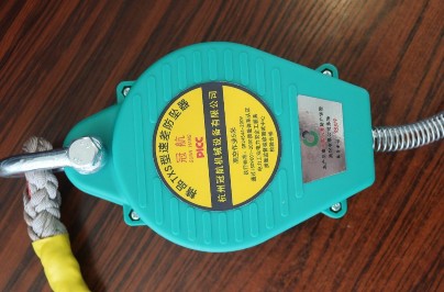 正值冬季，室外高空作業環境極端惡劣，防墜器必不可少